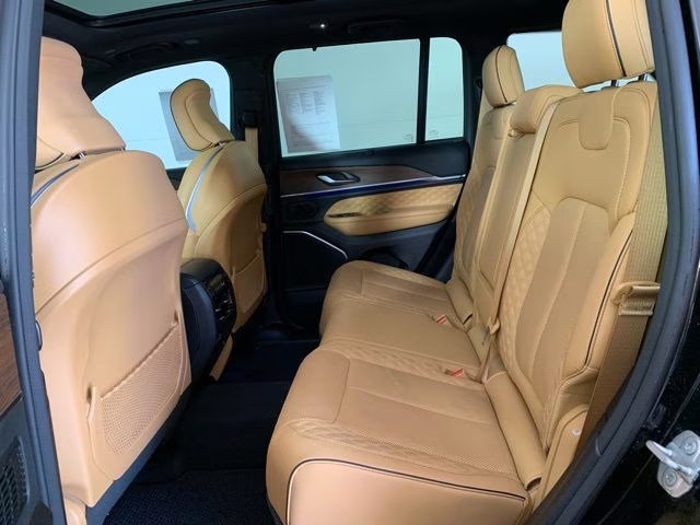 2022 Diamond Black Crystal Pearlcoat Jeep Grand Cherokee Summit 4X4 SUV