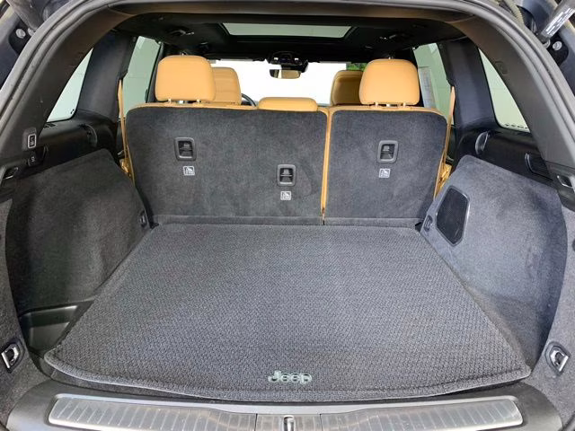 2022 Diamond Black Crystal Pearlcoat Jeep Grand Cherokee Summit 4X4 SUV