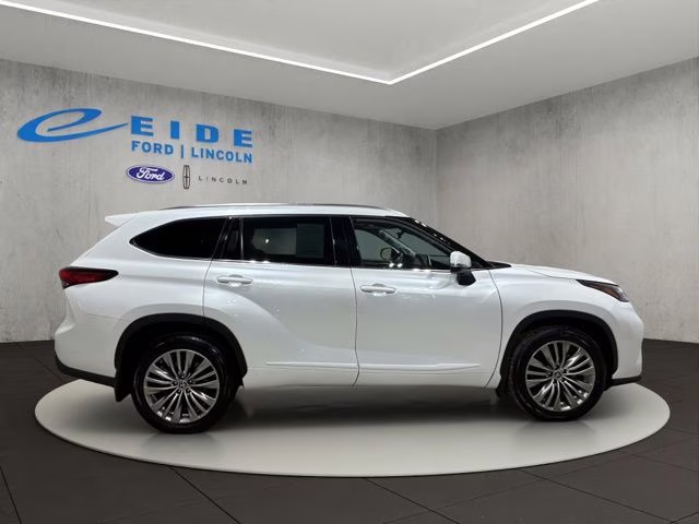 2022 Wind Chill Pearl Toyota Highlander Platinum AWD SUV