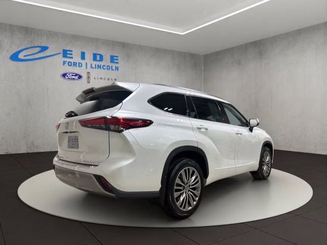 2022 Wind Chill Pearl Toyota Highlander Platinum AWD SUV