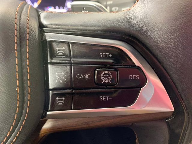 2022 Diamond Black Crystal Pearlcoat Jeep Grand Cherokee Summit 4X4 SUV