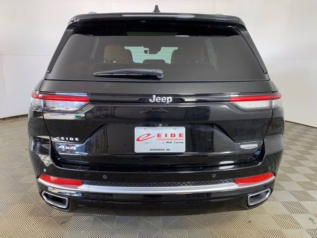 2022 Diamond Black Crystal Pearlcoat Jeep Grand Cherokee Summit 4X4 SUV