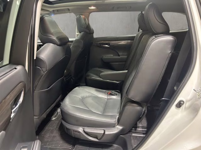 2022 Wind Chill Pearl Toyota Highlander Platinum AWD SUV
