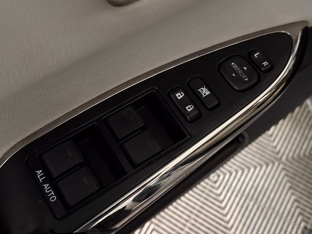 2015 Celestial Silver Metallic Toyota Avalon Hybrid XLE Premium FWD Sedan