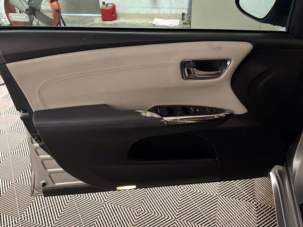 2015 Celestial Silver Metallic Toyota Avalon Hybrid XLE Premium FWD Sedan