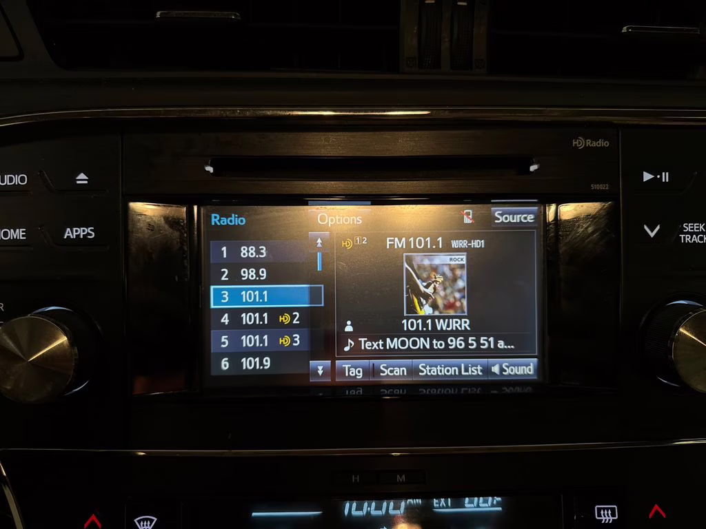2015 Celestial Silver Metallic Toyota Avalon Hybrid XLE Premium FWD Sedan