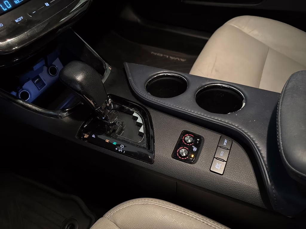 2015 Celestial Silver Metallic Toyota Avalon Hybrid XLE Premium FWD Sedan