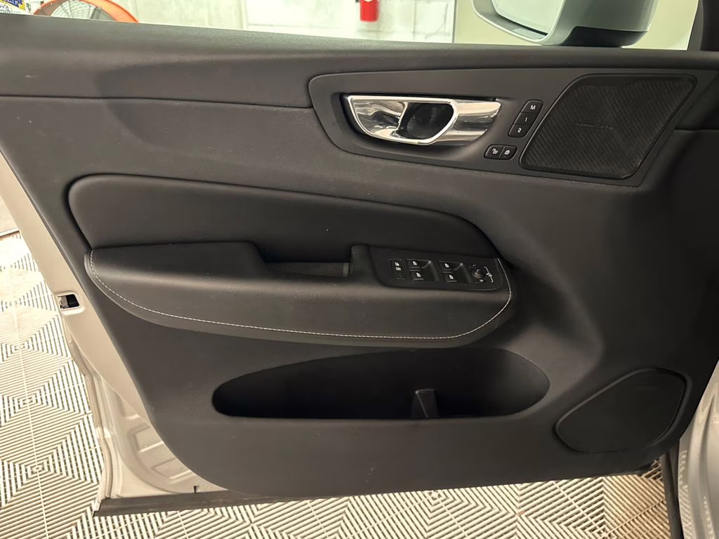 2019 Bright Silver Metallic Volvo XC60 T5 Inscription FWD SUV