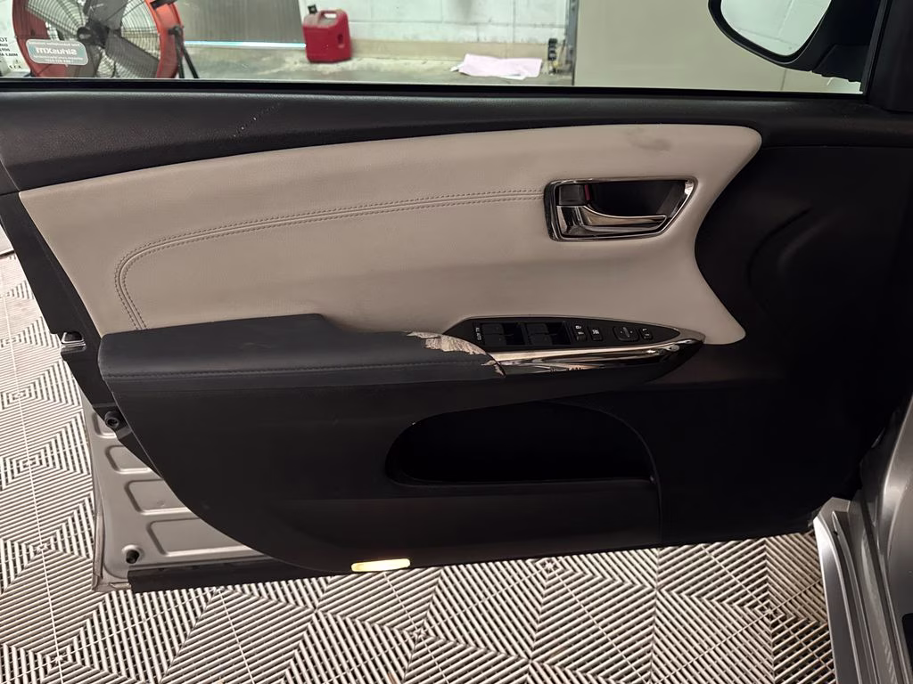 2015 Celestial Silver Metallic Toyota Avalon Hybrid XLE Premium FWD Sedan