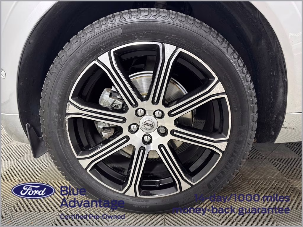 2019 Bright Silver Metallic Volvo XC60 T5 Inscription FWD SUV