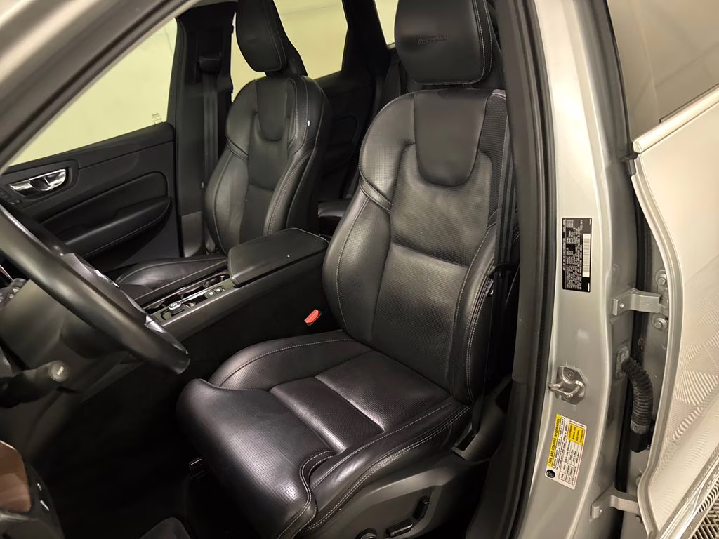 2019 Bright Silver Metallic Volvo XC60 T5 Inscription FWD SUV