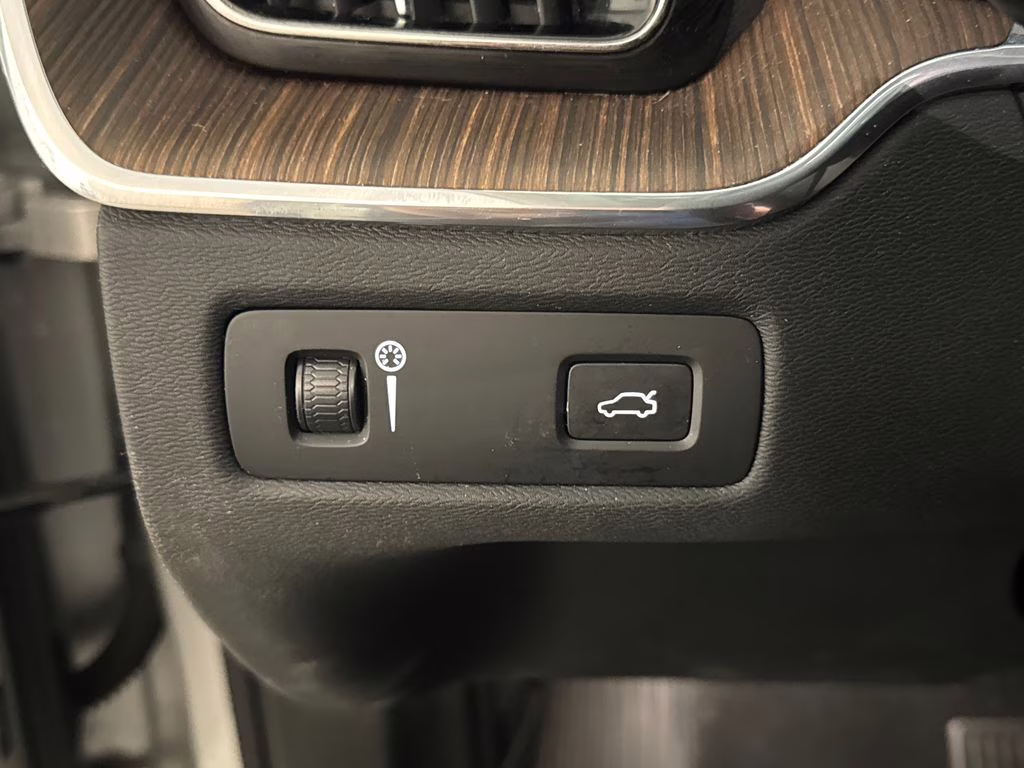 2019 Bright Silver Metallic Volvo XC60 T5 Inscription FWD SUV