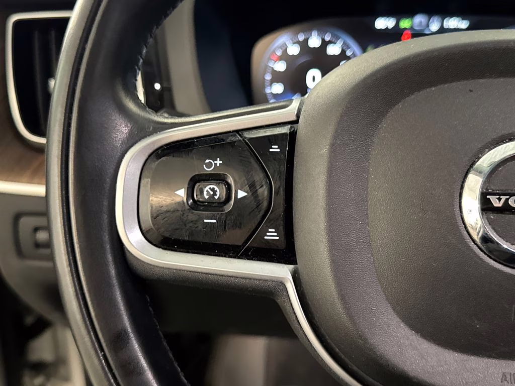 2019 Bright Silver Metallic Volvo XC60 T5 Inscription FWD SUV