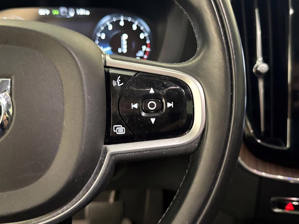 2019 Bright Silver Metallic Volvo XC60 T5 Inscription FWD SUV