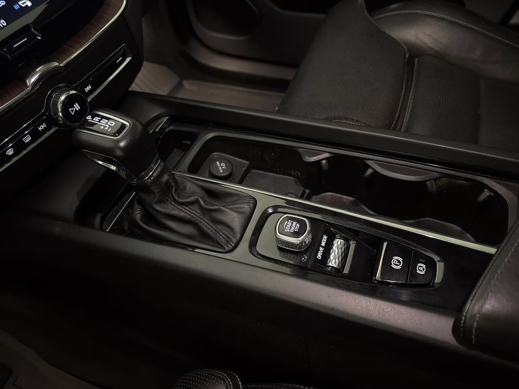 2019 Bright Silver Metallic Volvo XC60 T5 Inscription FWD SUV