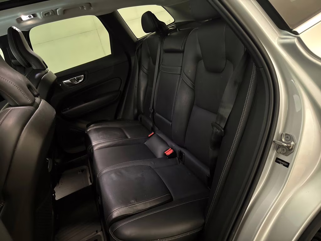 2019 Bright Silver Metallic Volvo XC60 T5 Inscription FWD SUV