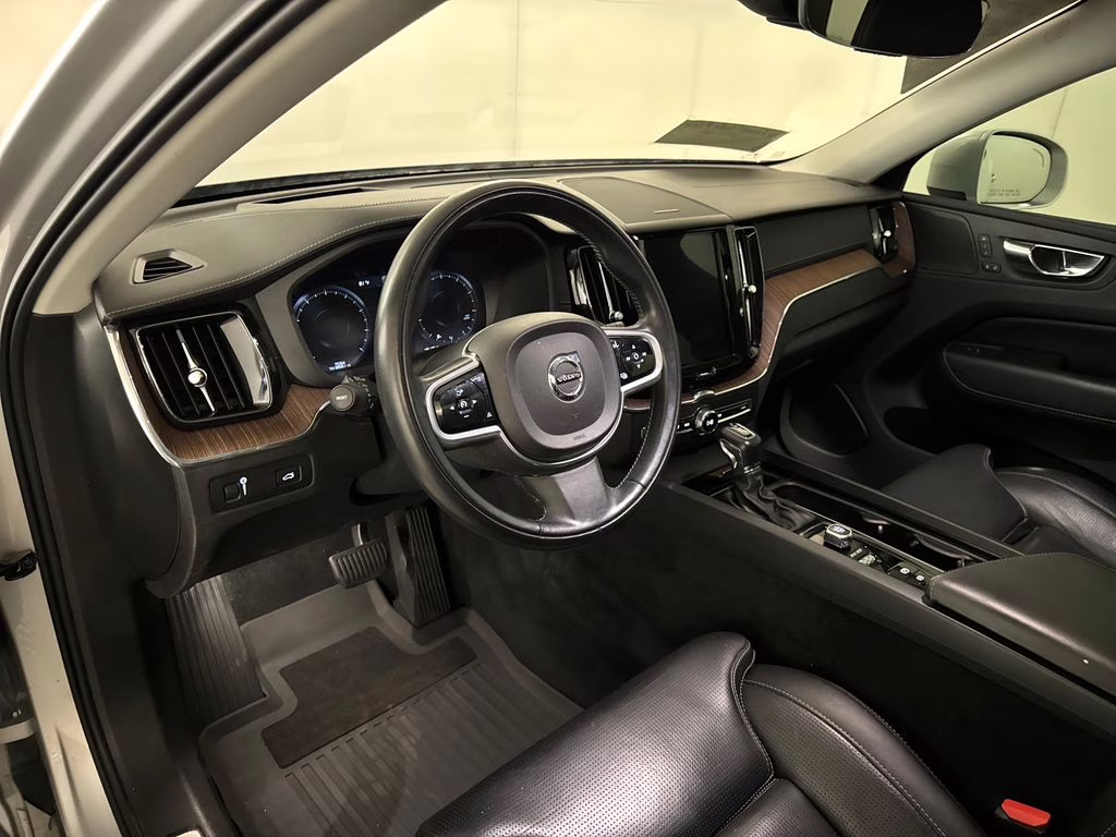 2019 Bright Silver Metallic Volvo XC60 T5 Inscription FWD SUV
