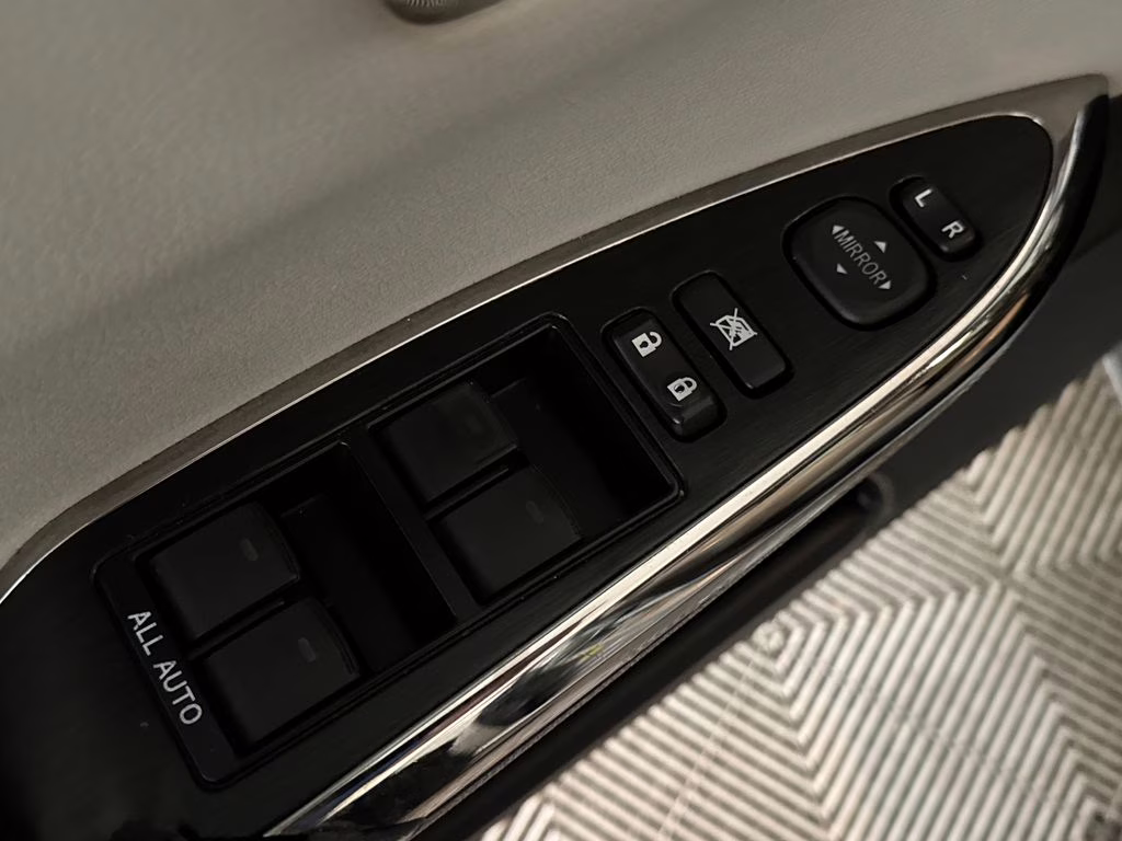 2015 Celestial Silver Metallic Toyota Avalon Hybrid XLE Premium FWD Sedan