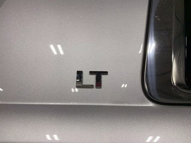 2020 Silver Ice Metallic Chevrolet Suburban LT 4X4 SUV
