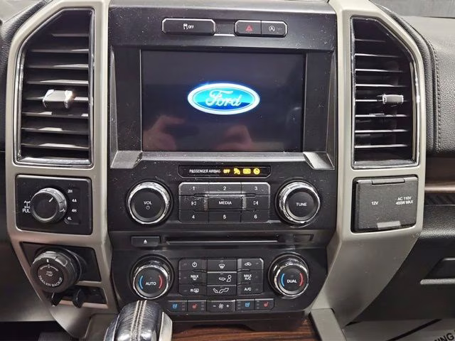 2017 White Platinum Metallic Tri-Coat Ford F-150 Lariat 4X4 Truck