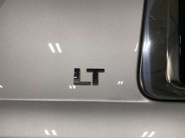 2020 Silver Ice Metallic Chevrolet Suburban LT 4X4 SUV