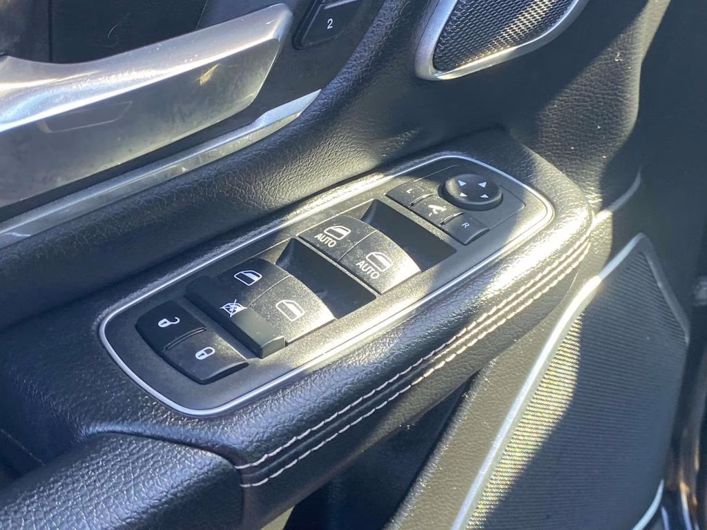 2023 Diamond Black Crystal Pearlcoat Ram 1500 Laramie 4X4 Truck