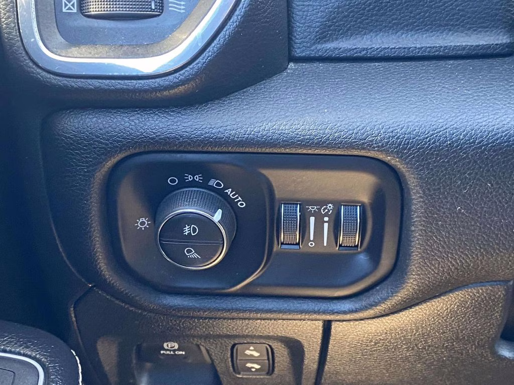 2023 Diamond Black Crystal Pearlcoat Ram 1500 Laramie 4X4 Truck