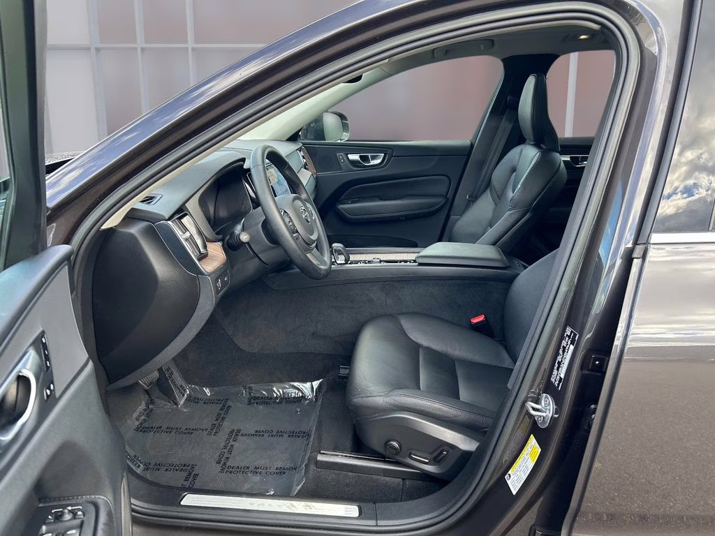 2022 Platinum Gray Metallic Volvo XC60 B5 Momentum AWD SUV