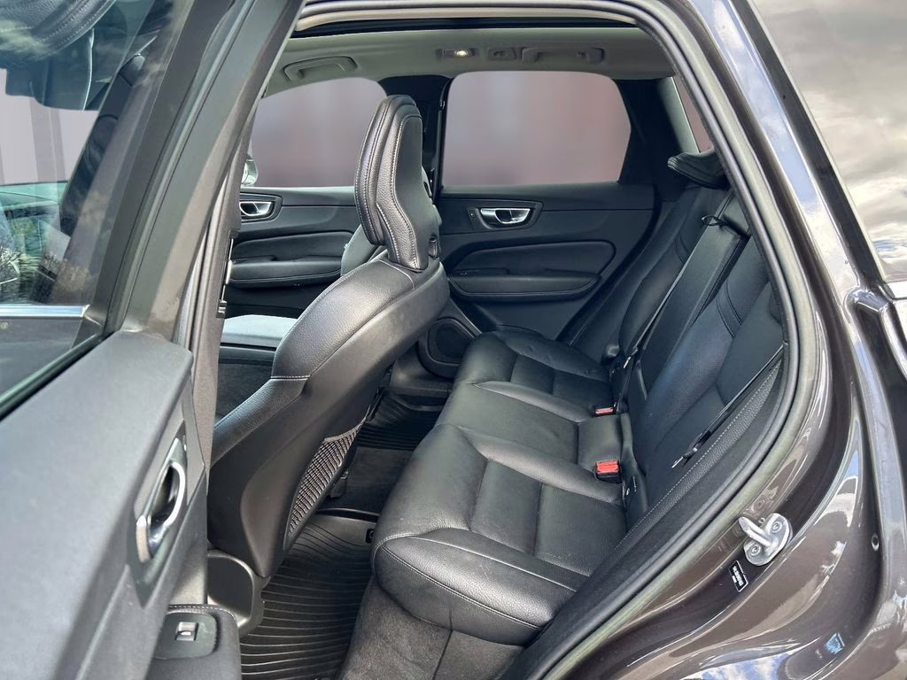 2022 Platinum Gray Metallic Volvo XC60 B5 Momentum AWD SUV