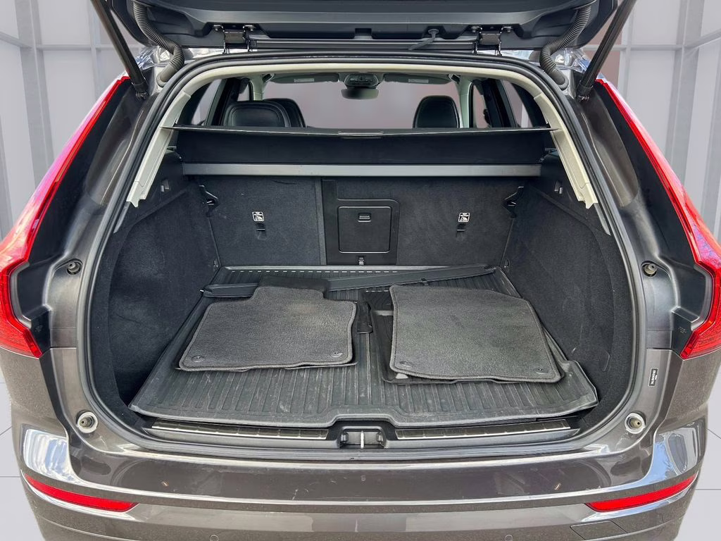 2022 Platinum Gray Metallic Volvo XC60 B5 Momentum AWD SUV