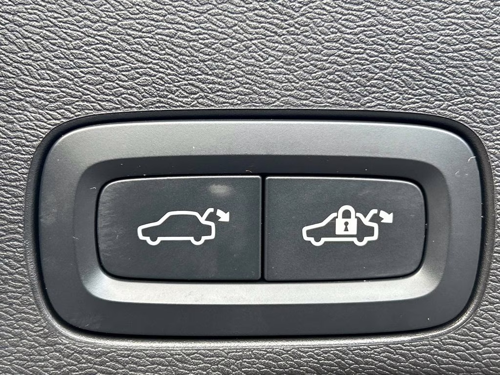 2022 Platinum Gray Metallic Volvo XC60 B5 Momentum AWD SUV