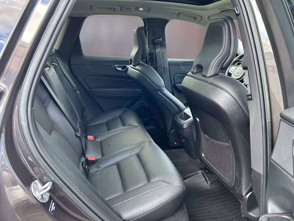 2022 Platinum Gray Metallic Volvo XC60 B5 Momentum AWD SUV