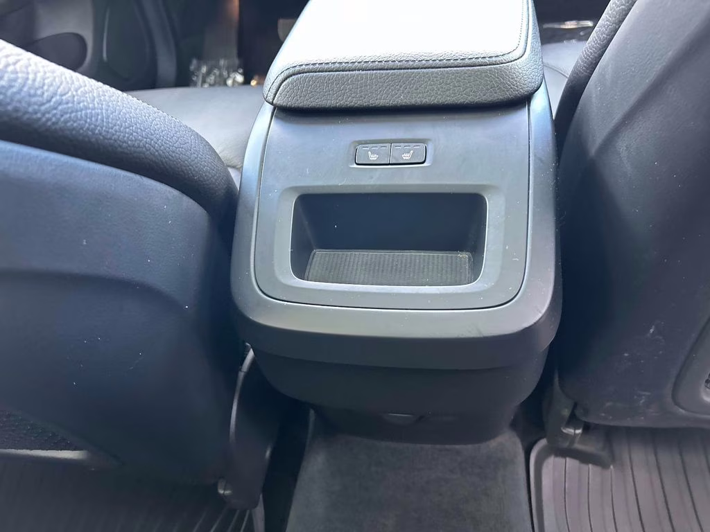 2022 Platinum Gray Metallic Volvo XC60 B5 Momentum AWD SUV