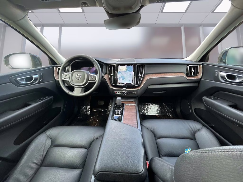 2022 Platinum Gray Metallic Volvo XC60 B5 Momentum AWD SUV