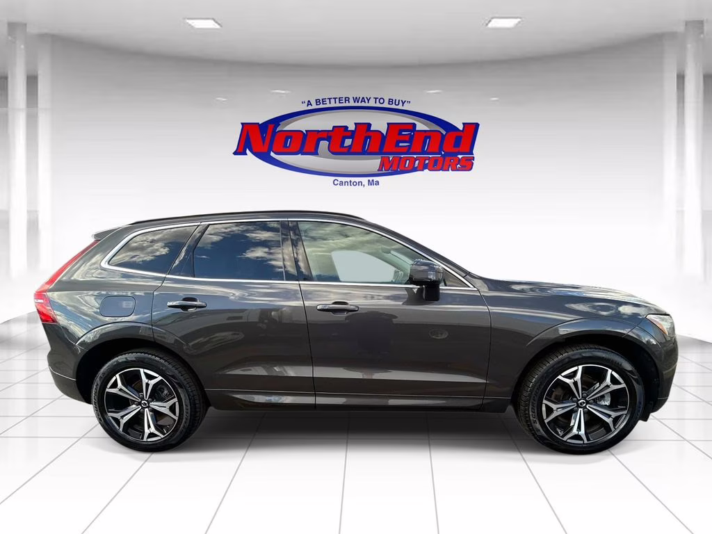 2022 Platinum Gray Metallic Volvo XC60 B5 Momentum AWD SUV