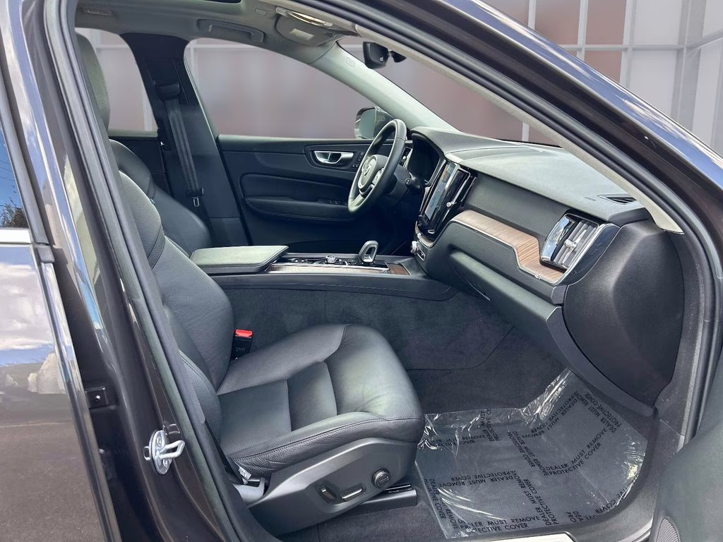 2022 Platinum Gray Metallic Volvo XC60 B5 Momentum AWD SUV