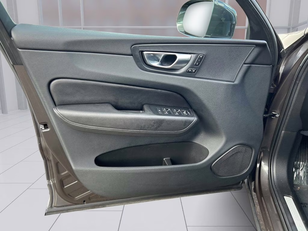 2022 Platinum Gray Metallic Volvo XC60 B5 Momentum AWD SUV