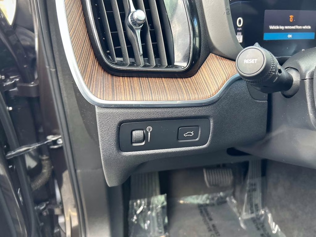 2022 Platinum Gray Metallic Volvo XC60 B5 Momentum AWD SUV