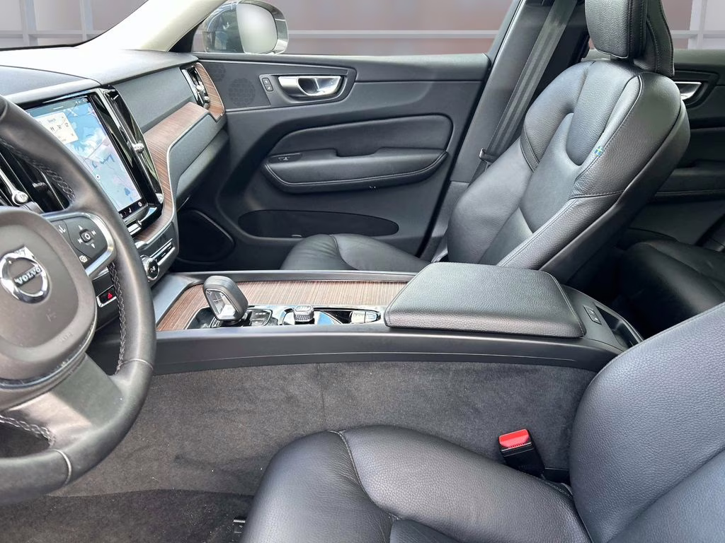 2022 Platinum Gray Metallic Volvo XC60 B5 Momentum AWD SUV