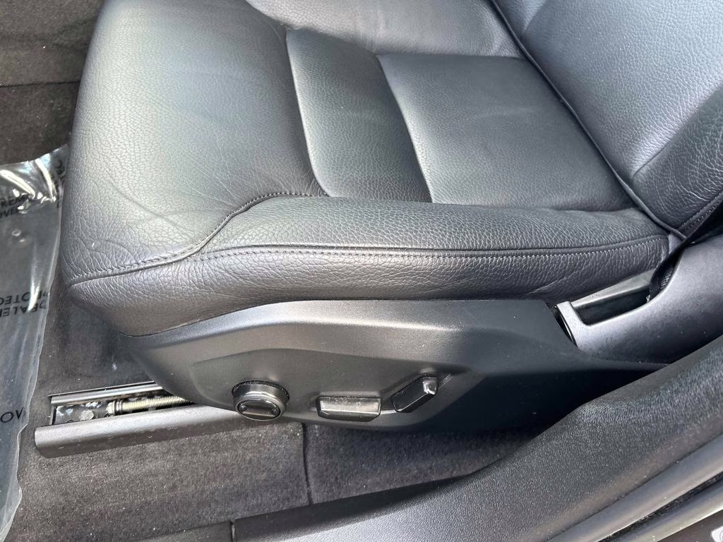2022 Platinum Gray Metallic Volvo XC60 B5 Momentum AWD SUV