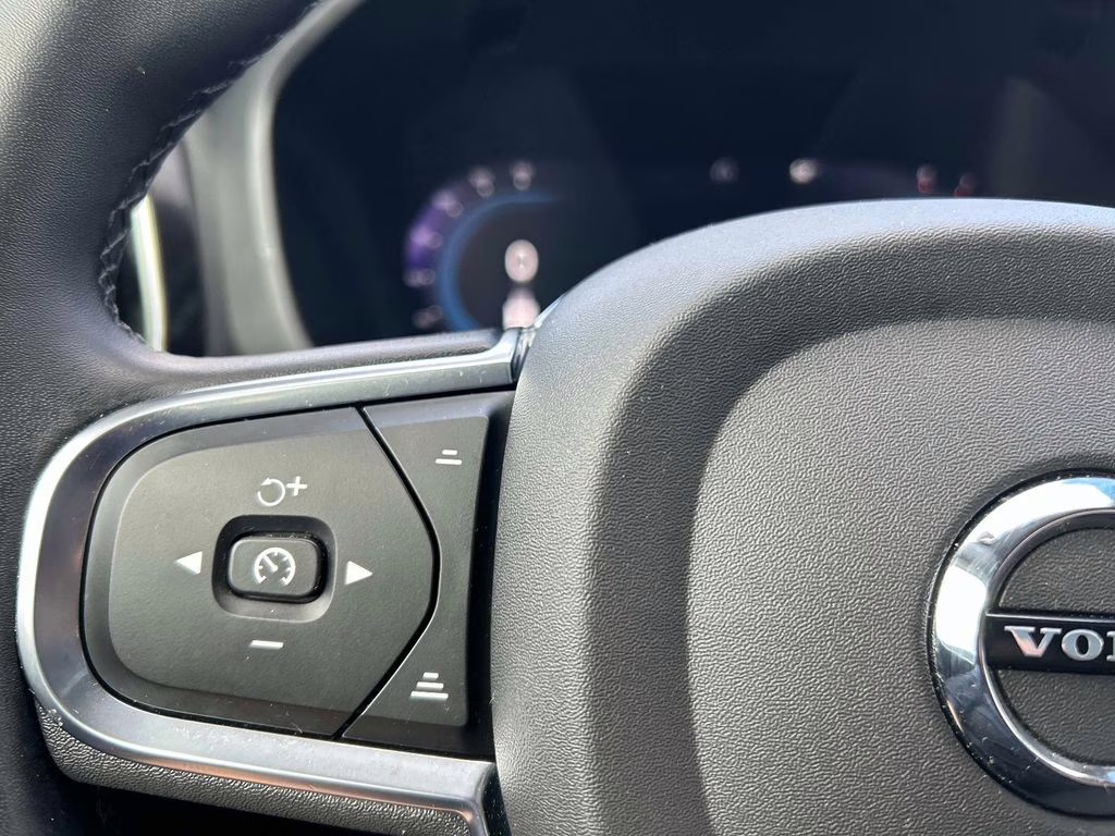 2022 Platinum Gray Metallic Volvo XC60 B5 Momentum AWD SUV