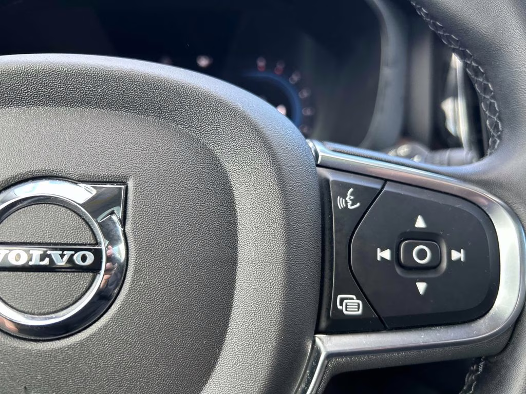 2022 Platinum Gray Metallic Volvo XC60 B5 Momentum AWD SUV