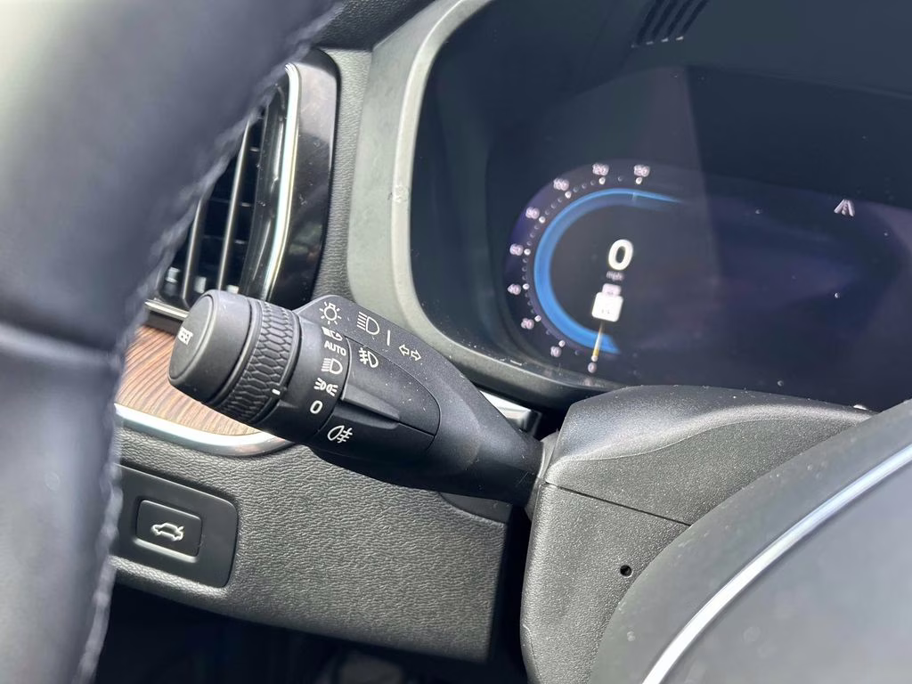 2022 Platinum Gray Metallic Volvo XC60 B5 Momentum AWD SUV