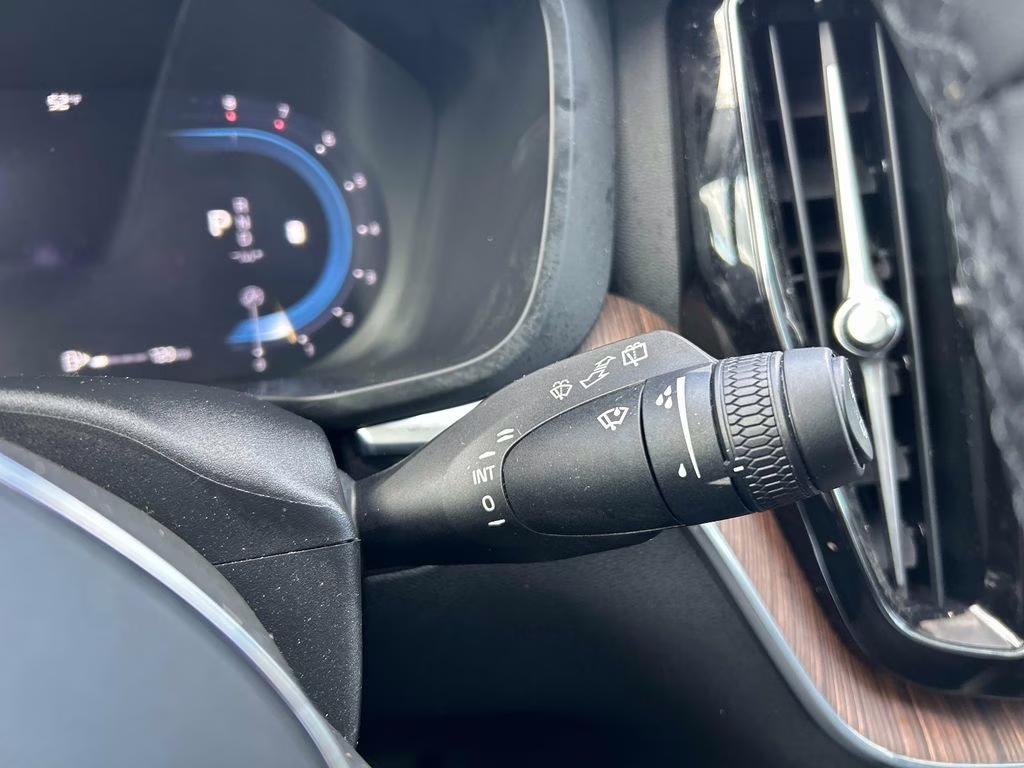 2022 Platinum Gray Metallic Volvo XC60 B5 Momentum AWD SUV