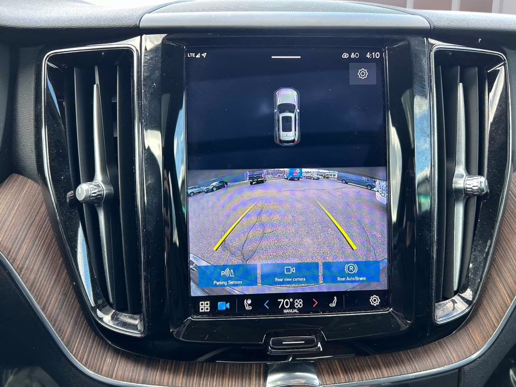 2022 Platinum Gray Metallic Volvo XC60 B5 Momentum AWD SUV