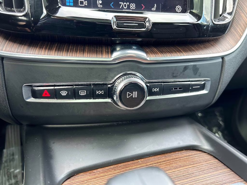 2022 Platinum Gray Metallic Volvo XC60 B5 Momentum AWD SUV