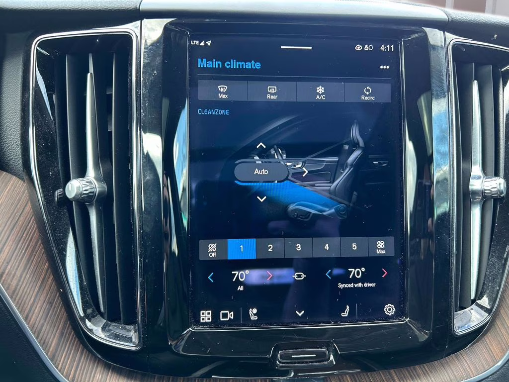 2022 Platinum Gray Metallic Volvo XC60 B5 Momentum AWD SUV