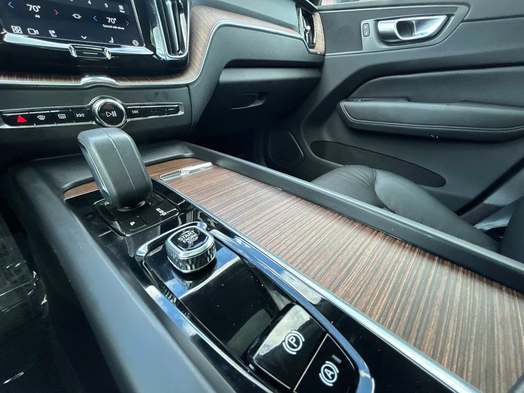 2022 Platinum Gray Metallic Volvo XC60 B5 Momentum AWD SUV