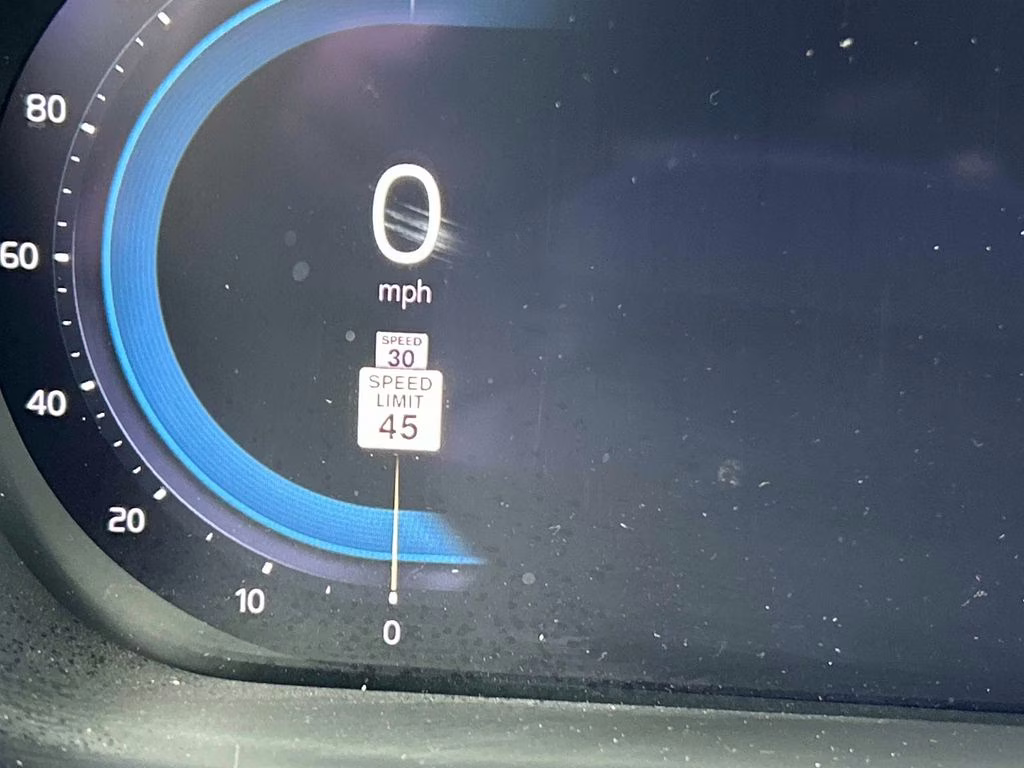 2022 Platinum Gray Metallic Volvo XC60 B5 Momentum AWD SUV