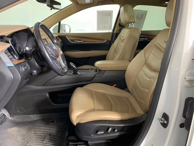 2019 Crystal White Tricoat Cadillac XT5 Platinum AWD SUV